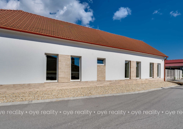 Na predaj lukratívna, kompletne rekonštruovaná administratívno-obchodná budova v Komárne